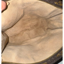 Load image into Gallery viewer, Louis Vuitton Toiletry Pouch 19 NO1904