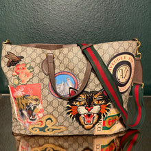 Load image into Gallery viewer, Gucci Supreme GG Canvas Courrier Soft Tote