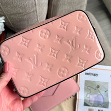 Load image into Gallery viewer, Louis Vuitton Vernis Camera Pouch Rose Ballerine