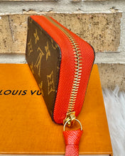 Load image into Gallery viewer, PRELOVED Louis Vuitton Zippy Multicartes Poppy
