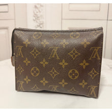 Load image into Gallery viewer, Louis Vuitton Toiletry Pouch 19 NO1904