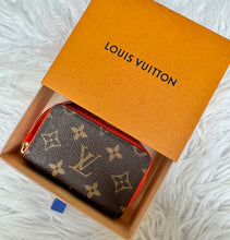 Load image into Gallery viewer, PRELOVED Louis Vuitton Zippy Multicartes Poppy
