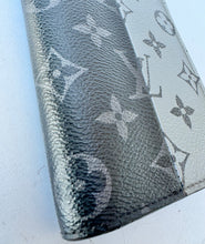 Load image into Gallery viewer, PRELOVED Louis Vuitton Monogram Eclipse Split Brazza Wallet