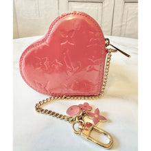Load image into Gallery viewer, PRELOVED Louis Vuitton Vernis Framboise Coeur Heart Coin Purse
