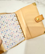 Load image into Gallery viewer, PRELOVED Louis Vuitton Takashi Murakami Monogram Multicolor Blanc Small Ring Agenda