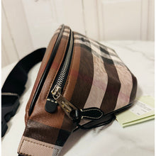 Load image into Gallery viewer, BRAND NEW Burberry Cason Bumbag