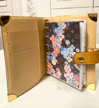 Load image into Gallery viewer, PRELOVED Louis Vuitton Takashi Murakami Monogram Multicolor Blanc Small Ring Agenda