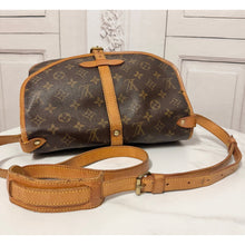Load image into Gallery viewer, Louis Vuitton Saumur 30