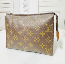 Load image into Gallery viewer, Louis Vuitton Toiletry Pouch 19 NO1904