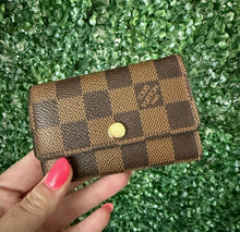 Load image into Gallery viewer, Louis Vuitton Damier Ebene 6 Key Multicles Holder