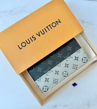Load image into Gallery viewer, PRELOVED Louis Vuitton Monogram Eclipse Split Brazza Wallet