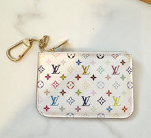 Load image into Gallery viewer, PRELOVED Louis Vuitton Takashi Murakami Multicolor Blanc Pochette Cles