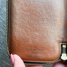 Load image into Gallery viewer, Louis Vuitton Zippy 6 Key Case