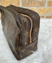 Load image into Gallery viewer, PRELOVED Louis Vuitton Trousse Toilette 28

