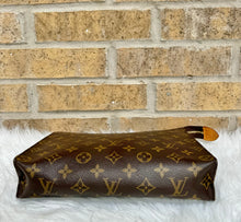 Load image into Gallery viewer, PRELOVED Louis Vuitton Toiletry Pouch 26
