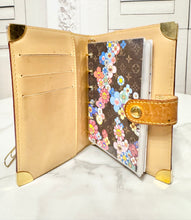 Load image into Gallery viewer, PRELOVED Louis Vuitton Takashi Murakami Monogram Multicolor Blanc Small Ring Agenda