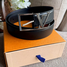 Load image into Gallery viewer, Louis Vuitton Size 85 / 34 Leather Belt