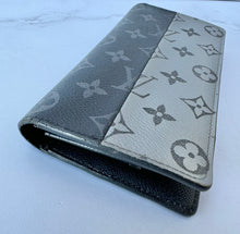 Load image into Gallery viewer, PRELOVED Louis Vuitton Monogram Eclipse Split Brazza Wallet