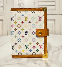 Load image into Gallery viewer, PRELOVED Louis Vuitton Takashi Murakami Monogram Multicolor Blanc Small Ring Agenda