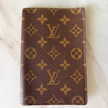 Load image into Gallery viewer, Louis Vuitton Passport Cover