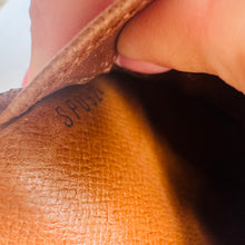 Load image into Gallery viewer, Louis Vuitton Monogram Elise Wallet