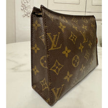 Load image into Gallery viewer, Louis Vuitton Toiletry Pouch 19 NO1904