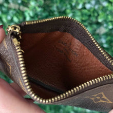 Load image into Gallery viewer, Louis Vuitton Monogram Key Pouch SD0241