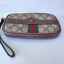 Load image into Gallery viewer, Gucci GG Supreme Clutch