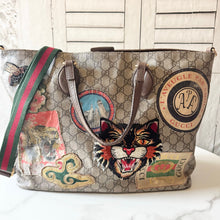 Load image into Gallery viewer, Gucci Supreme GG Canvas Courrier Soft Tote