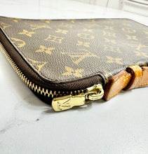 Load image into Gallery viewer, PRELOVED Louis Vuitton Travel Organizer
