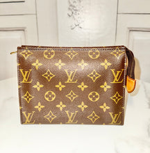 Load image into Gallery viewer, PRELOVED Louis Vuitton Monogram Toiletry Pouch 19
