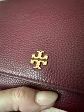 Load image into Gallery viewer, Tory Burch Carter Chain Wallet Crossbody Garnet
