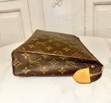 Load image into Gallery viewer, PRELOVED Louis Vuitton Toiletry Pouch 26
