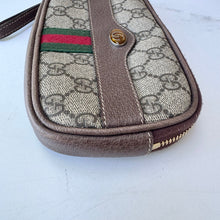 Load image into Gallery viewer, Gucci GG Supreme Clutch
