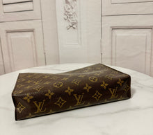 Load image into Gallery viewer, PRELOVED Louis Vuitton Toiletry Pouch 26
