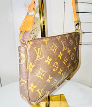 Load image into Gallery viewer, PRELOVED Louis Vuitton Pochette Accessories
