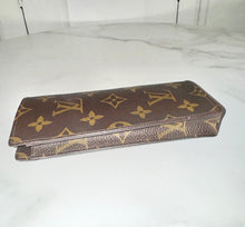 Load image into Gallery viewer, PRELOVED Louis Vuitton Monogram Etui a Lunettes Simple Eyeglass Case
