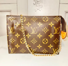 Load image into Gallery viewer, PRELOVED Louis Vuitton Monogram Toiletry Pouch 19
