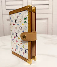 Load image into Gallery viewer, PRELOVED Louis Vuitton Takashi Murakami Monogram Multicolor Blanc Small Ring Agenda
