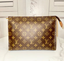 Load image into Gallery viewer, PRELOVED Louis Vuitton Toiletry Pouch 26
