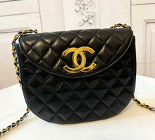 Load image into Gallery viewer, PRELOVED Chanel Lambskin Round Single Flap
