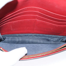 Load image into Gallery viewer, Gucci Supreme Monogram Blooms Chain Wallet
