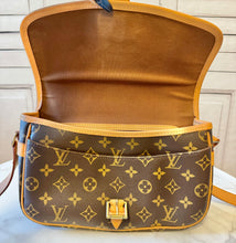 Load image into Gallery viewer, PRELOVED Louis Vuitton Monogram Sologne
