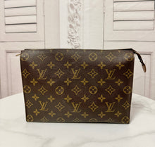 Load image into Gallery viewer, PRELOVED Louis Vuitton Toiletry Pouch 26
