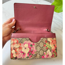 Load image into Gallery viewer, Gucci Supreme Monogram Blooms Chain Wallet
