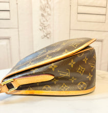 Load image into Gallery viewer, PRELOVED Louis Vuitton Monogram Menilmontant MM
