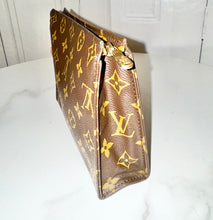 Load image into Gallery viewer, PRELOVED Louis Vuitton Monogram Toiletry Pouch 19
