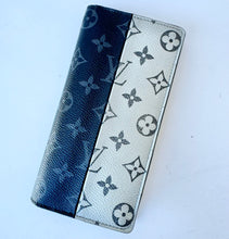 Load image into Gallery viewer, PRELOVED Louis Vuitton Monogram Eclipse Split Brazza Wallet
