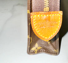 Load image into Gallery viewer, PRELOVED Louis Vuitton Monogram Toiletry Pouch 19
