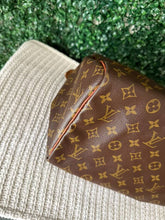 Load image into Gallery viewer, Louis Vuitton Monogram Speedy 30
